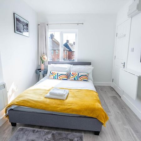 No 01 Small Studio Flat In Aylesbury Town Station Eksteriør bilde