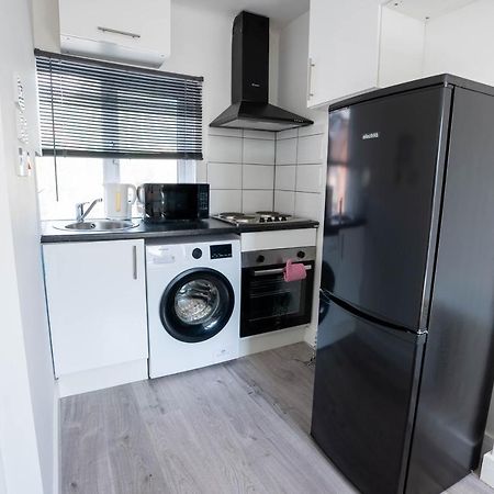 No 01 Small Studio Flat In Aylesbury Town Station Eksteriør bilde
