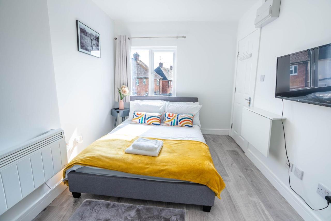 No 01 Small Studio Flat In Aylesbury Town Station Eksteriør bilde